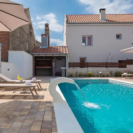 Casa de Férias 4 Bedroom Stunning In Pakoštane