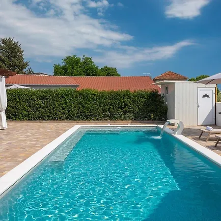 4 Bedroom Stunning In Casa de Férias Pakoštane