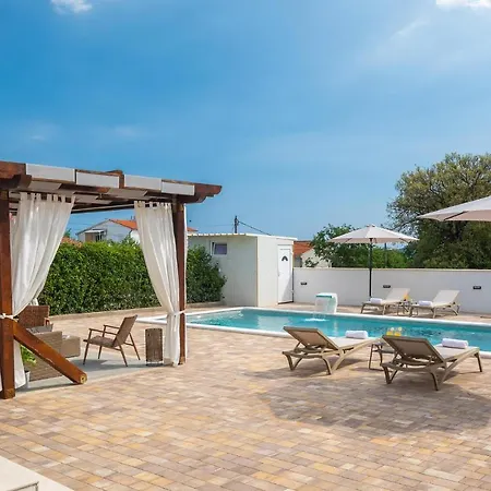 Casa de Férias 4 Bedroom Stunning In Pakoštane