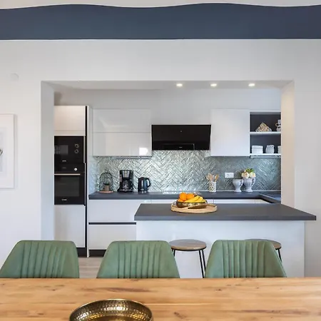 4 Bedroom Stunning In Casa de Férias Pakoštane