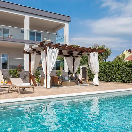 4 Bedroom Stunning In Casa de Férias Pakoštane